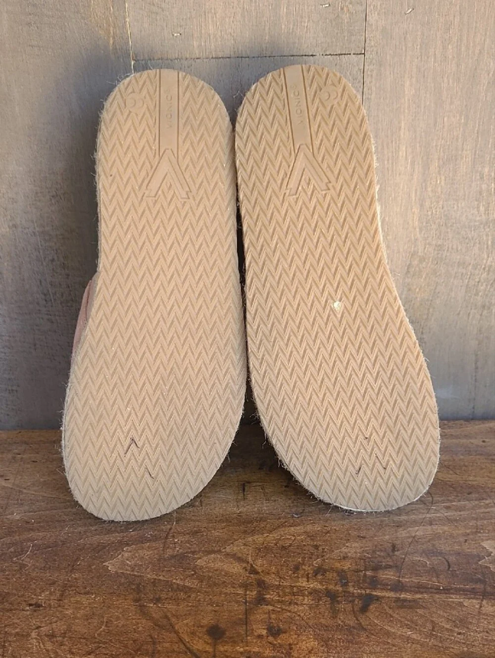 EUC Vionic Yamina Sandal Women's sz 7.5 Tan Suede Large Strap Platform Sandal